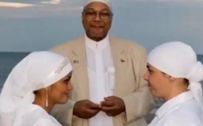 بالفيديو: إمام مثلي يزوج المسلمين المثليين في اميريكا