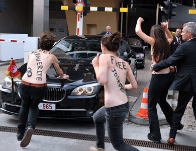 صبايا عاريات يهاجمن سيارة رئيس الوزراء التونسي .. صور