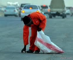 في الصباح معلمان مدرسة ... وبعد الظهر يجمعان الزبالةمن شوارع عمان !!!