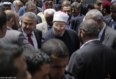 القرضاوي يصل مصر بجواز سفر دوبلوماسي قطري ويستقبله مندوب من السفارة القطرية لقضاء الإجازة الصيفية ثم العودة الى قطر