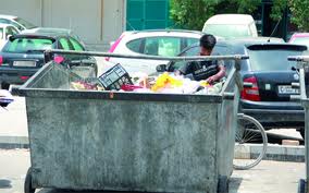 التنقيب في الحاويات مستمر كونه مهنة وليس حاجة