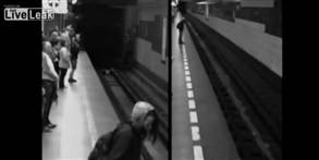 شاهد بالفيديو : قطار يمر فوق شابة.. شاهد ماذا حصل لها