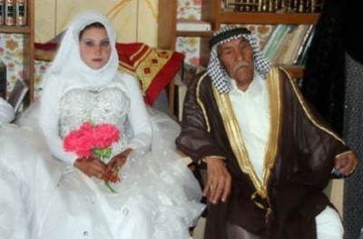 بالصورة ...رجل تسعيني يتزوج مع اثنين من احفاده في ليلة واحدة في العراق