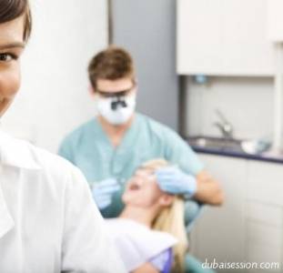 صور | طبيب أسنان يطرد مساعدته لأنها جذابة للغاية