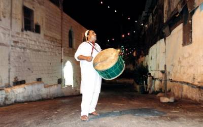 يا نايم وحد الدايم ....المسحراتي طقس رمضاني يتلاشى ويسرق فرحة الاطفال بصوت طبلته