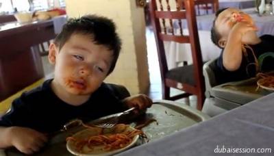 شاهد: أطرف توأم يتحديان النعاس لأجل ”المعكرونة”