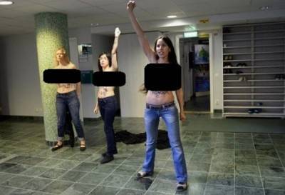 علياء مهدي تتظاهر عارية بنهار رمضان أمام سفارة مصر في برلين