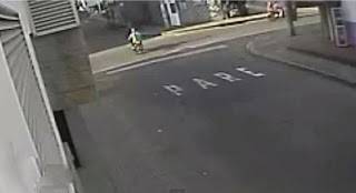 بالفيديو.. القبض على لص سرق عقد فتاة خلال ثانيتين