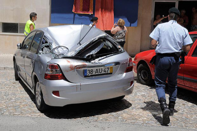 بالصور .. برتغالي يسقط من الدور الـ14.. وينجو من الموت!