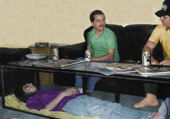 ماتت زوجته فحولها إلى طاوله في منزله