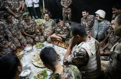 بالصور : القائد بين ابنائه الجنود على الحدود الشمالية