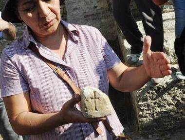 اكتشاف قطعة من الصليب الذي استخدم في صلب المسيح