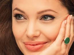 بالصور : ماهي الكلمة العربية التي وشمتها أنجلينا جولي على يدها؟