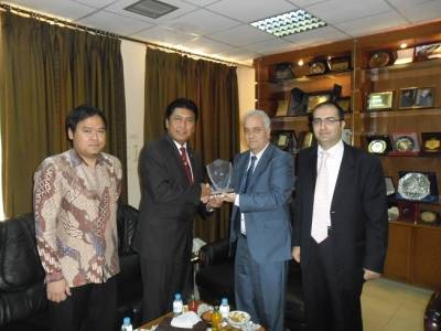 السفير الإندونيسي فوق العادة يزور جامعة العلوم التطبيقية الخاصة