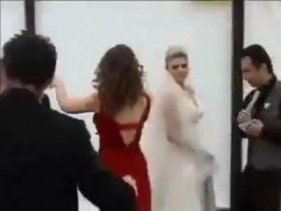 فتاة سكرانه تقلب خيمه العرس .. شاهدو ماذا فعلت بالعروس