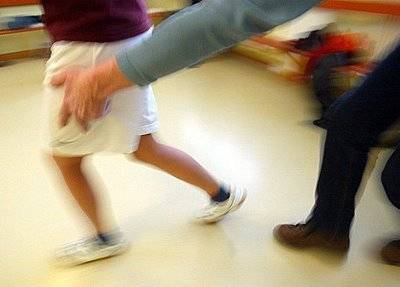 شيخ يمزع سروال طفلة ويبرر كنت اعلمها الوضوء