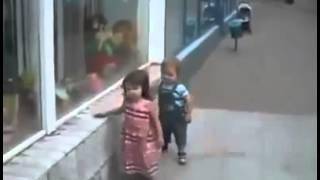 بالفيديو..أصغر متحرش فى العالم , له مستقبل باهر