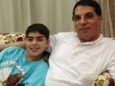 بالصورة الرئيس التونسي السابق بن علي يظهر بـالبيجامة مع نجله
