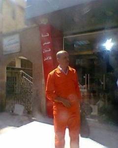 رئيس بلدية سحاب بملابس عامل وطن.. صورة