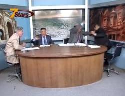 بالفيديو ... عراك بالأيادي بين سميح خريس وعلي الضلاعين في استديو سفن ستارز