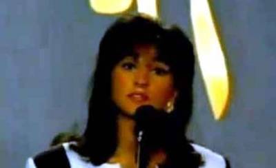 فيديو نادر لإليسا قبل 20 عاماً وهي تغني لشادية