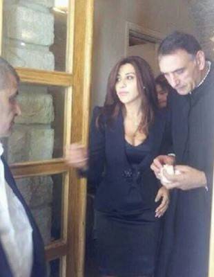 أول صور للفنانة نجوى كرم في عزاء والدها