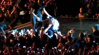 بالفيديو.. معجب يهجم على بيونسيه ويسقطها من فوق المسرح