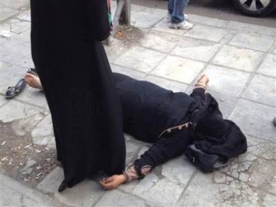 بالصور.. رجل يضرب زوجته بوحشية بوسط البلد