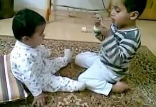 بالفيديو.... طفل يرقي أخاه الصغير ثم يبصق في وجهه