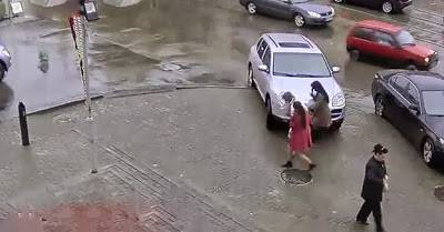 فيديو ممنوع لأصحاب القلوب الضعيفة: غباء امرأة اخطأت بين الفرامل ودواسة الوقود يؤدي لسحق فتاتين