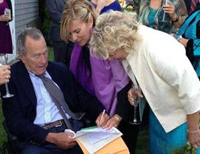الرئيس الأمريكي الأسبق بوش الأب يشهد على زواج مثلي لإمرأتين