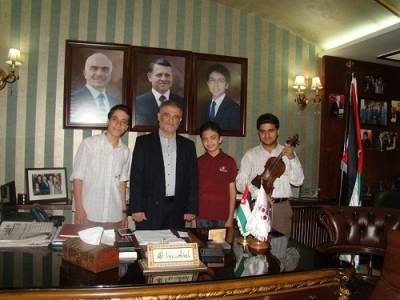 مدارس النظم الحديثة تتبنى المواهب الفنية المميزة وتعطيهم منحا دراسية كاملة .