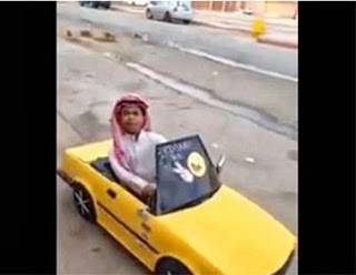 بالفيديو.. قزم  يقود أصغر سيارة بالعالم لتفادي ازدحام الشوارع