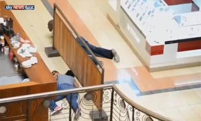 بالفيديو.. أم تحتضن طفلتها وتتظاهر بالموت لتنجو من مهاجمي نيروبي