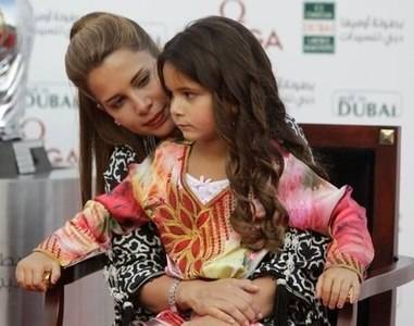 صورة نادرة لـ الاميرة هيا وابنتها الشيخة جليلة