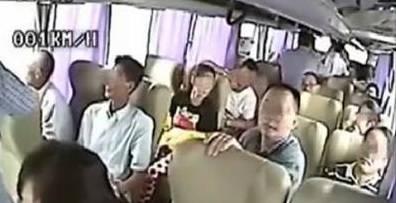 لقطة لن تتكرر ...لحظة سقوط باص من ارتفاع شاهق شاهد ماذا حدث للركاب