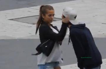 بالفيديو.. شاب حاول التحرش بفتاة شاهد ماذا فعلت !!!