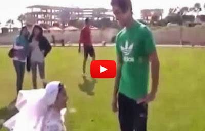 بالفيديو: مصرية ارتدت الثوب الأبيض وركعت لحبيبها طالبة يده للزواج… ولكن!