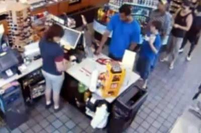 بالفيديو.. لكمة صاعقة من رجل ضد كاشيرة بسبب 41 سنتاً