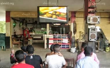 صاحب مقهى (إخواني) ينتهي به الأمر بتقسيمه بين زبائن (مرسي) و (السيسي)  فيديو