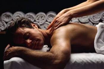 ضبط زوجته تمارس الرذيلة مع شابين داخل شقته