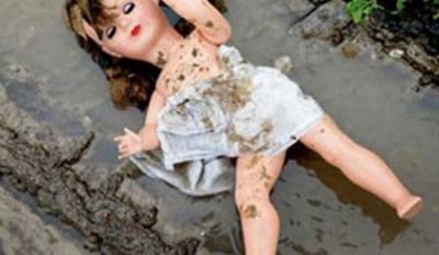 بائع يهتك عرض طفلة في مركز تجاري