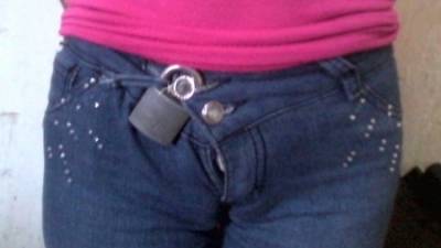 بالفيديو..بسبب الغيرة شاب يقفل بنطال صديقته بـ”الأوصاد”