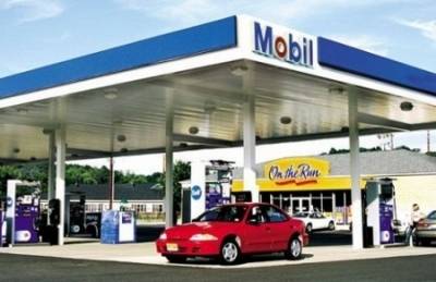 عريس ينسى عروسه في محطة بنزين