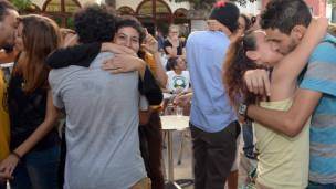 بالصور والفيديو اعتصام بالقبلات تضامنا مع مراهقين مقبوض عليهما بالمغرب...!!