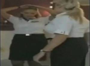 بالفيديو ...لن تصدقوا.. مضيفة تستحم داخل الطائرة!