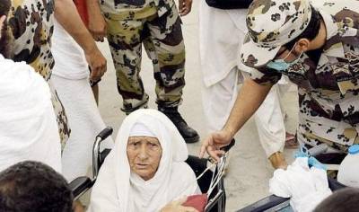 رجال الأمن السعودي يحملون الحاجة رحمة الله ذات التسعين عاما لرمي الجمرات