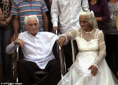 بالصور  : العريس يبلغ من العمر 103 سنوات والعروس 99