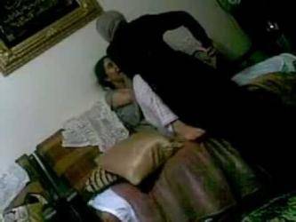 للكبار فقط  بالفيديو .. لحظة مداهمة الشرطة لأكبر شبكة دعارة فى حالة تلبس