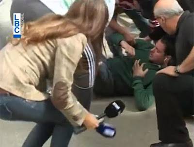 بالفيديو.. سقوط مراسل فضائيةالـ”ال.بي.سي وتعرضه للاغماء على الهواء مباشرة